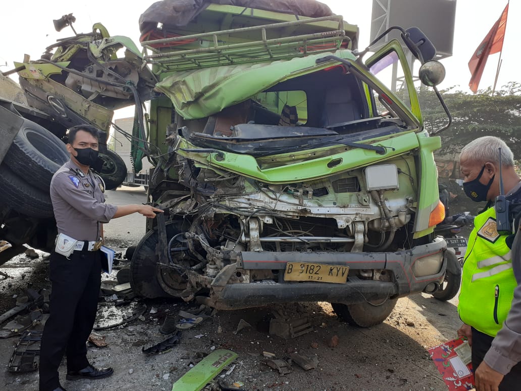 Salah satu dump truk yang saling beradu di Jalan Raya Serang, tepatnya dekat Lampu Merah Balaraja, Desa Talagasari, Kecamatan Balaraja, Kabupaten Tangerang, Jumat 2 Juli 2021.