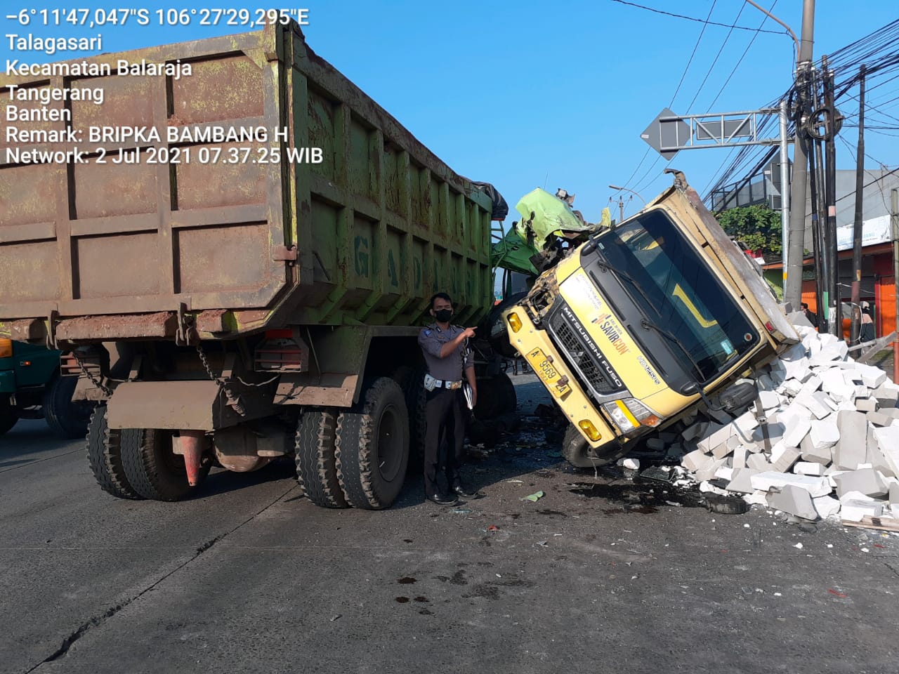 	Dua dump truk yang saling beradu di Jalan Raya Serang, tepatnya dekat Lampu Merah Balaraja, Desa Talagasari, Kecamatan Balaraja, Kabupaten Tangerang, Jumat 2 Juli 2021.