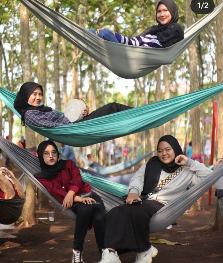 Pengunjung wisata Hutan Jati yang berlokasi di Desa Sindang Asih Kecamatan Sindang Jaya tepatnya di depan kantor kecamatan Sindang, Kabupten Tangerang.