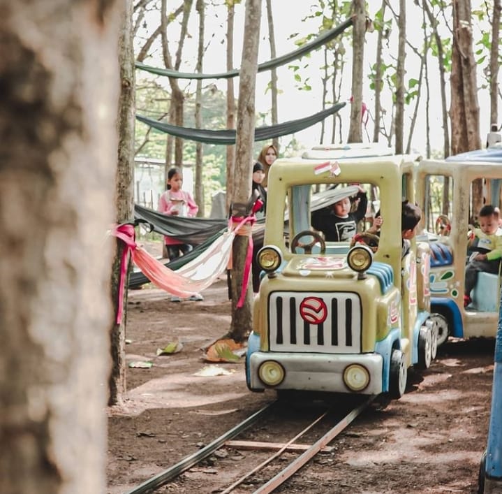 Pengunjung wisata Hutan Jati yang berlokasi di Desa Sindang Asih Kecamatan Sindang Jaya tepatnya di depan kantor kecamatan Sindang, Kabupten Tangerang.