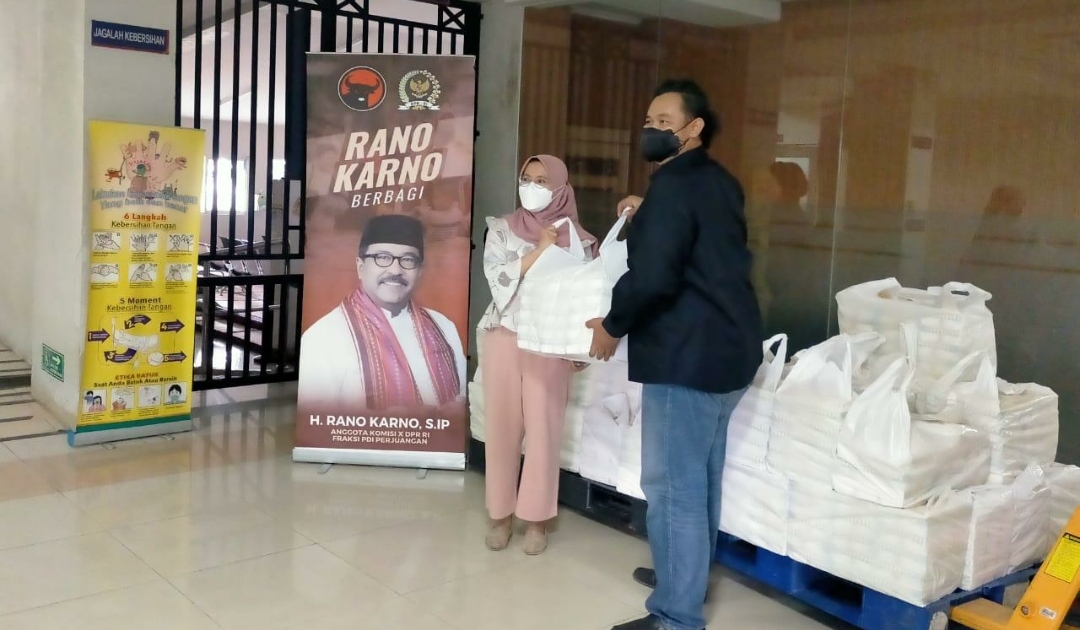 Fraksi PDI Perjuangan Kota Tangerang menyerahkan bantuan langsung berupa makanan siap saji yang diolah dapur umum Kecamatan Pinang, Minggu 4 Juli 2021.