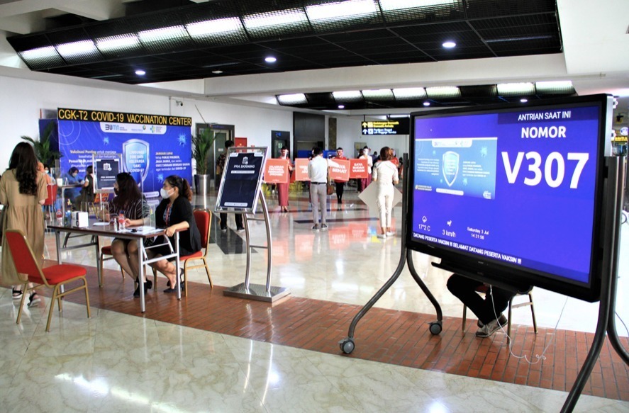 Tempat menunjukkan kartu vaksinasi dan surat hasil RT-PCR bagi calon penumpang pesawat yang melakukan penerbangan antar bandara dari maupun menuju Jawa dan Bali di Bandara Soekarno-Hatta, Senin 5 Juli 2021.