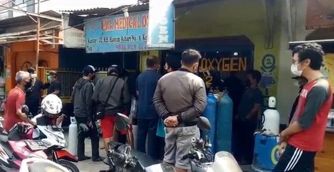 Sejumlah warga Cipondoh saat mengantri dalam pengisian oksigen yang berlokasi di Jalan Hasyim Azhari, Kecamatan Cipondoh, Senin 5 Juli 2021.