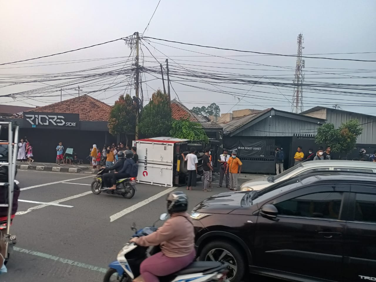 Satu unit mobil ekspedisi yang kecelakaan menabrak rumah saat dievakuasi dengan mobil towing di Jalan Perintis Kemerdekaan, Kelurahan Babakan, Kecamatan Tangerang, Kota Tangerang.