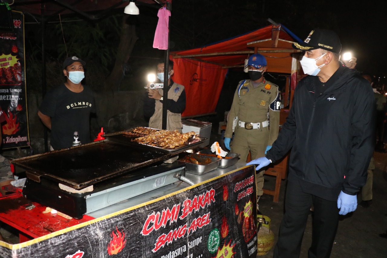 Bupati Tangerang Ahmad Zaki Iskandar langsung turun membubarkan kerumunan massa tersebut Senin 5 Juli 2021 malam.