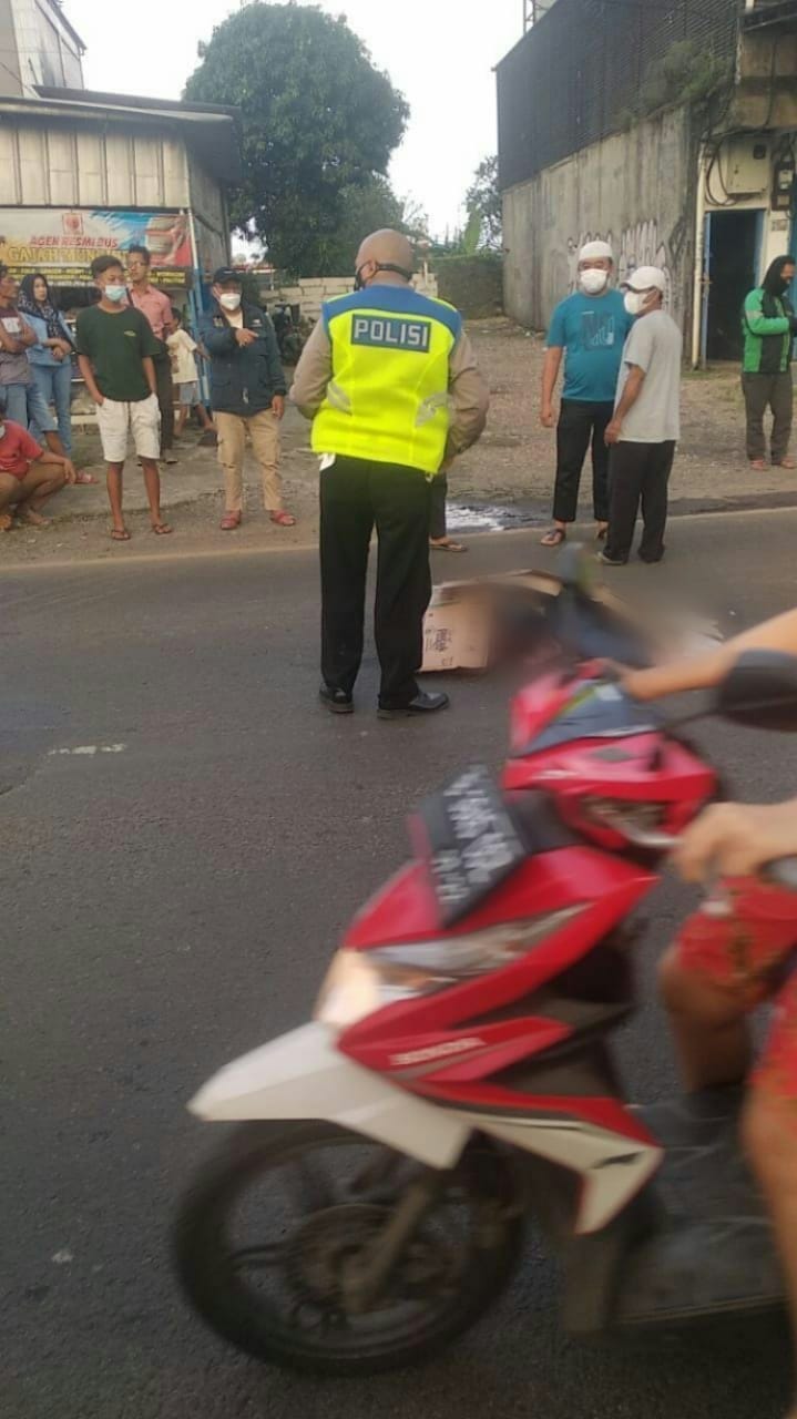 	Seorang ibu paruh baya berinisial YS, 61, tergeletak tak bernyawa usai terlibat kecelakaan maut di Jalan Otista Raya, Ciputat, Tangerang Selatan, Rabu 7 Juli 2021.