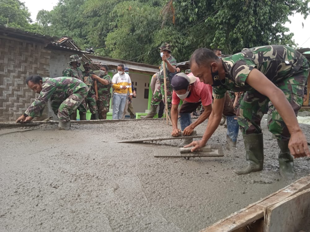 Sejumlah anggota TNI membangun jalan yang berada di Kampung Daraham, Desa Jambe, Kecamatan Jambe, Kabupaten Tangerang, Kamis 8 Juli 2021.