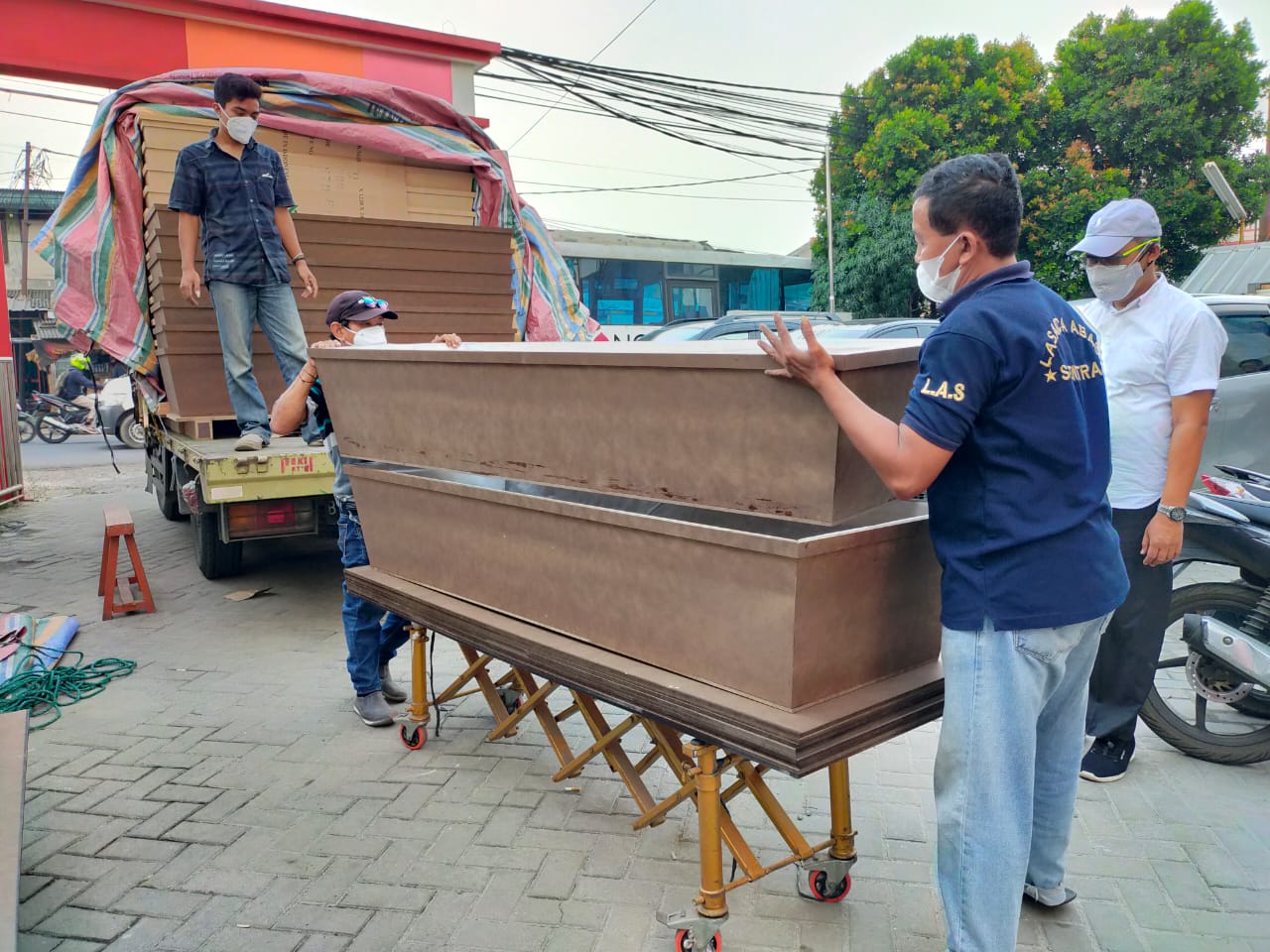 	PMI Kabupaten Tangerang menyiapkan peti jenazah yang diperuntuk-kan khusus Pasien COVID-19, Kabupaten Tangerang.