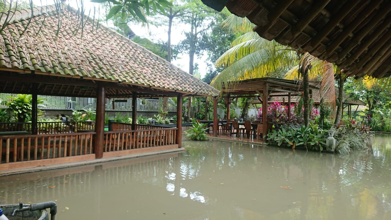 Suasana rumah makan Kampoeng Kelapa yang terletak di Desa Sindang Sono, Kecamatan Sindang Jaya, Kabupaten Tangerang.