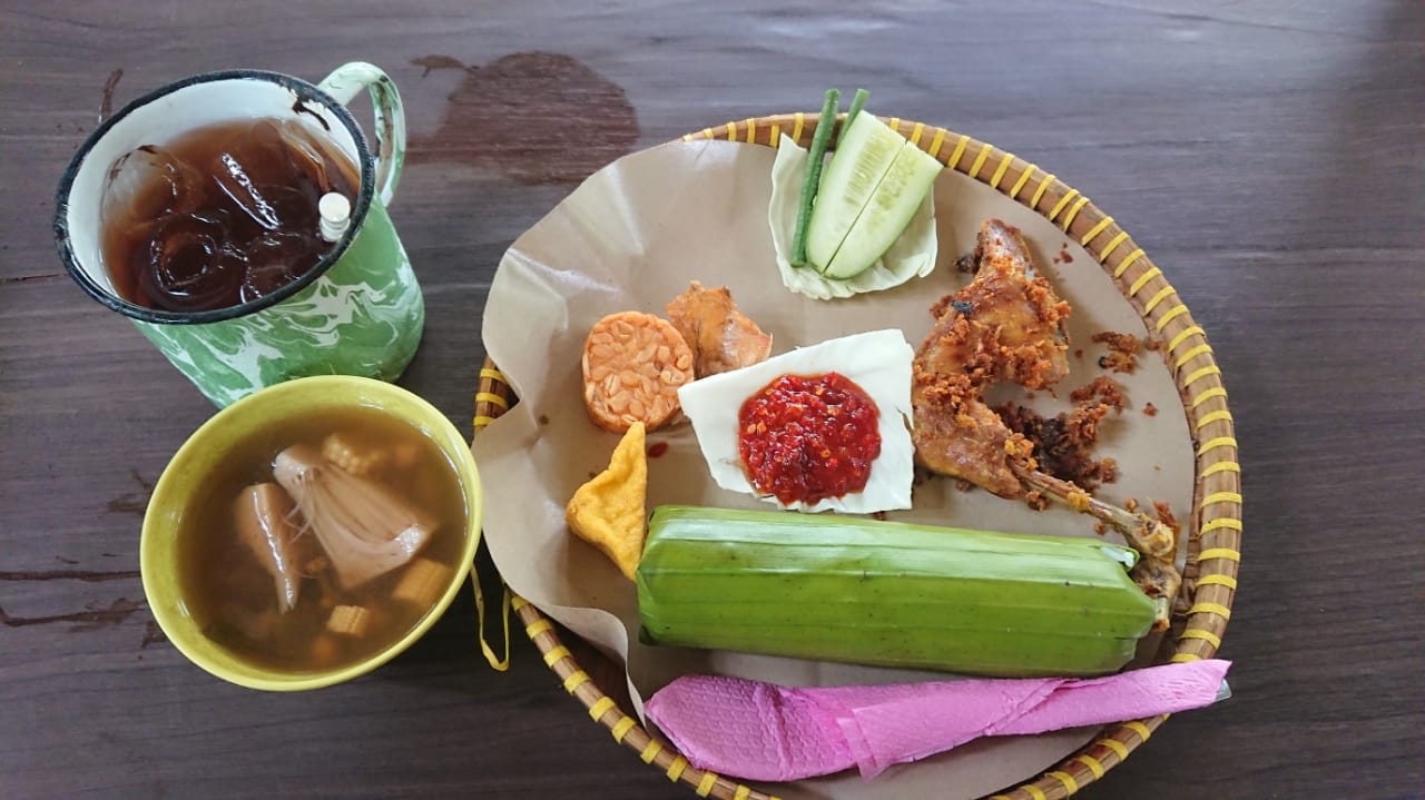 Makanan siap santap yang disediakan di rumah makan Kampoeng Kelapa.