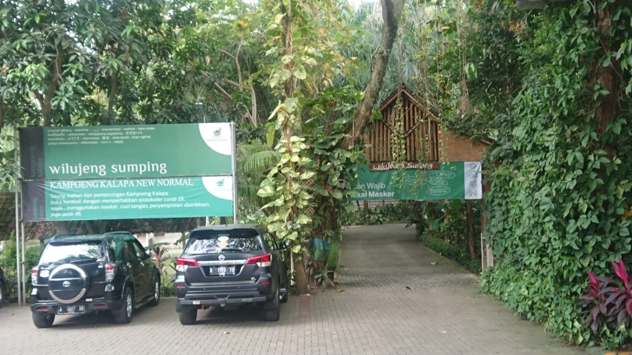 	Suasana rumah makan Kampoeng Kelapa yang terletak di Desa Sindang Sono, Kecamatan Sindang Jaya, Kabupaten Tangerang.