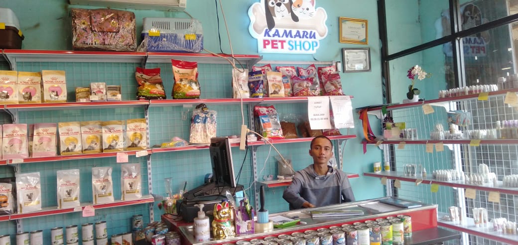 Muhammad Kamal, 24, pemuda asal Desa Cayur, Kecamatan Kronjo owner dari pemilik Pet Shop, Kabupaten Tangerang, Minggu 11 Juli 2021.