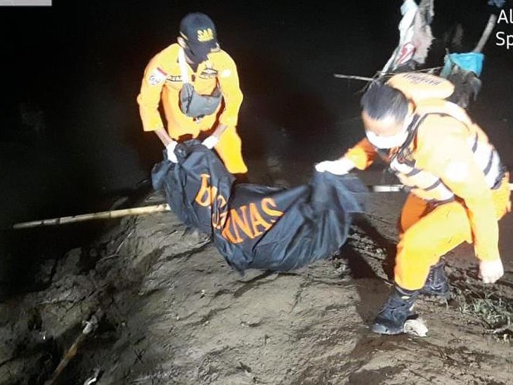 	Bocah yang tenggelam di Sungai Cisadane, Kampung Kelor, Kecamatan Sepatan Timur, Kabupaten Tangerang di evakuasi petugas saat ditemukan, Selasa 13 Juli 2021 dini hari.