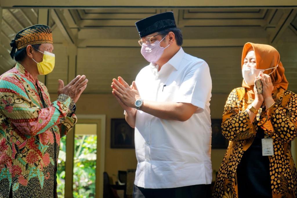 Menteri Koordinator Bidang Perekonomian Airlangga Hartarto saat bersosialisasi dengan warga setempat.