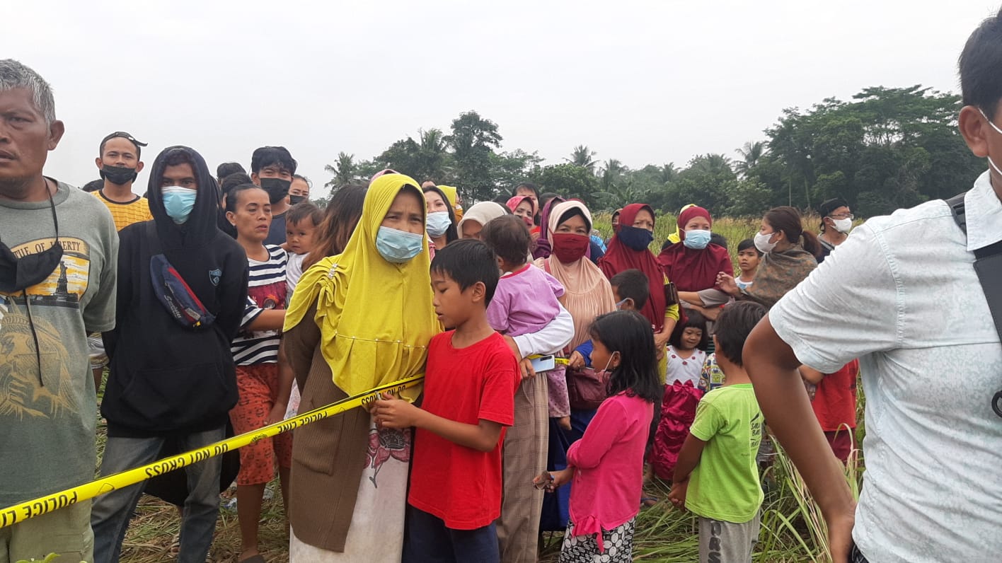 Warga Desa Sampora, Cisauk, Kabupaten Tangerang berbondong-bondong memadati lokasi reka ulang pembakaran jasad gadis berinisial SZ, 19, Jumat, 9 Juli 2021.