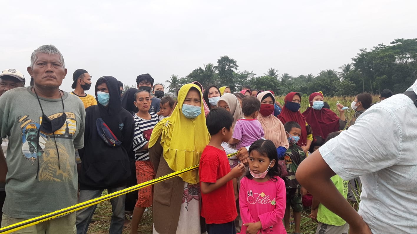 Warga Desa Sampora, Cisauk, Kabupaten Tangerang berbondong-bondong memadati lokasi reka ulang pembakaran jasad gadis berinisial SZ, 19, Jumat, 9 Juli 2021.