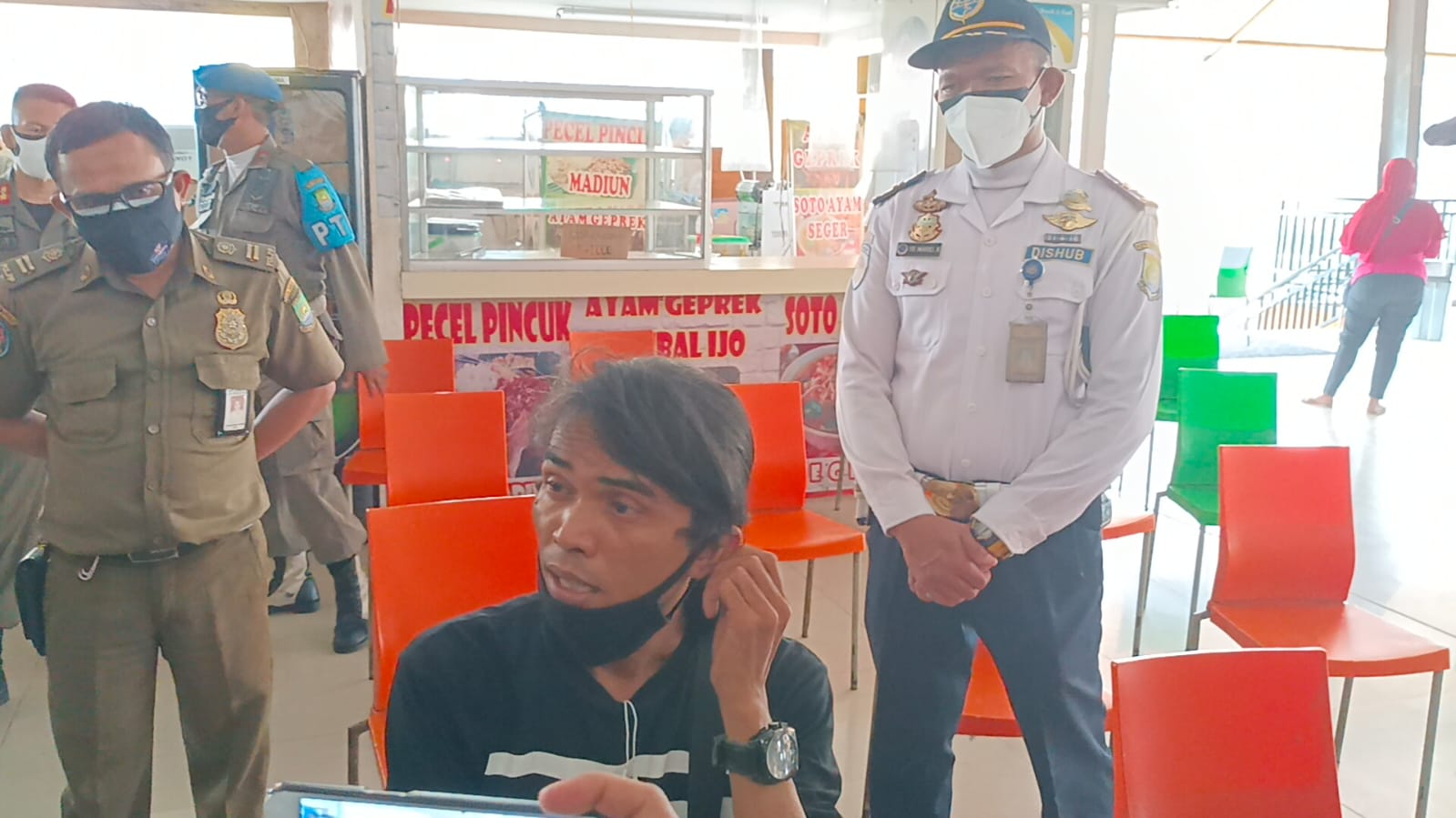 Satu pelanggar Pemberlakuan Pembatasan Kegiatan Masyarakat (PPKM) darurat di kawasan Ciledug, Kota Tangerang bernama Erik, Selasa 13 Juli 2021.