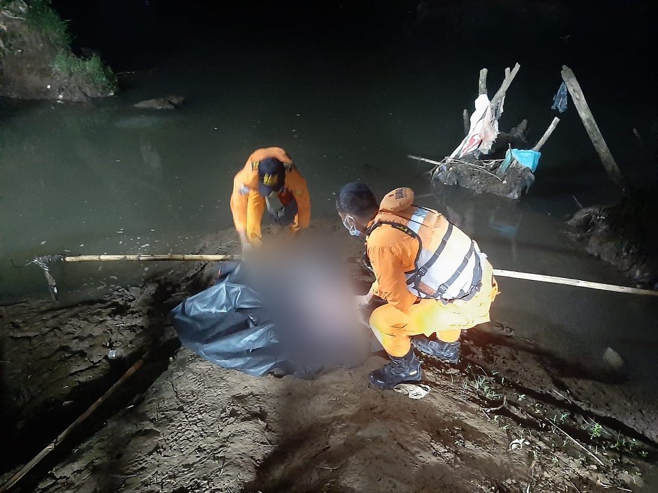 Bocah yang tenggelam di Sungai Cisadane, Kampung Kelor, Kecamatan Sepatan Timur, Kabupaten Tangerang di evakuasi petugas saat ditemukan, Selasa 13 Juli 2021 dini hari.