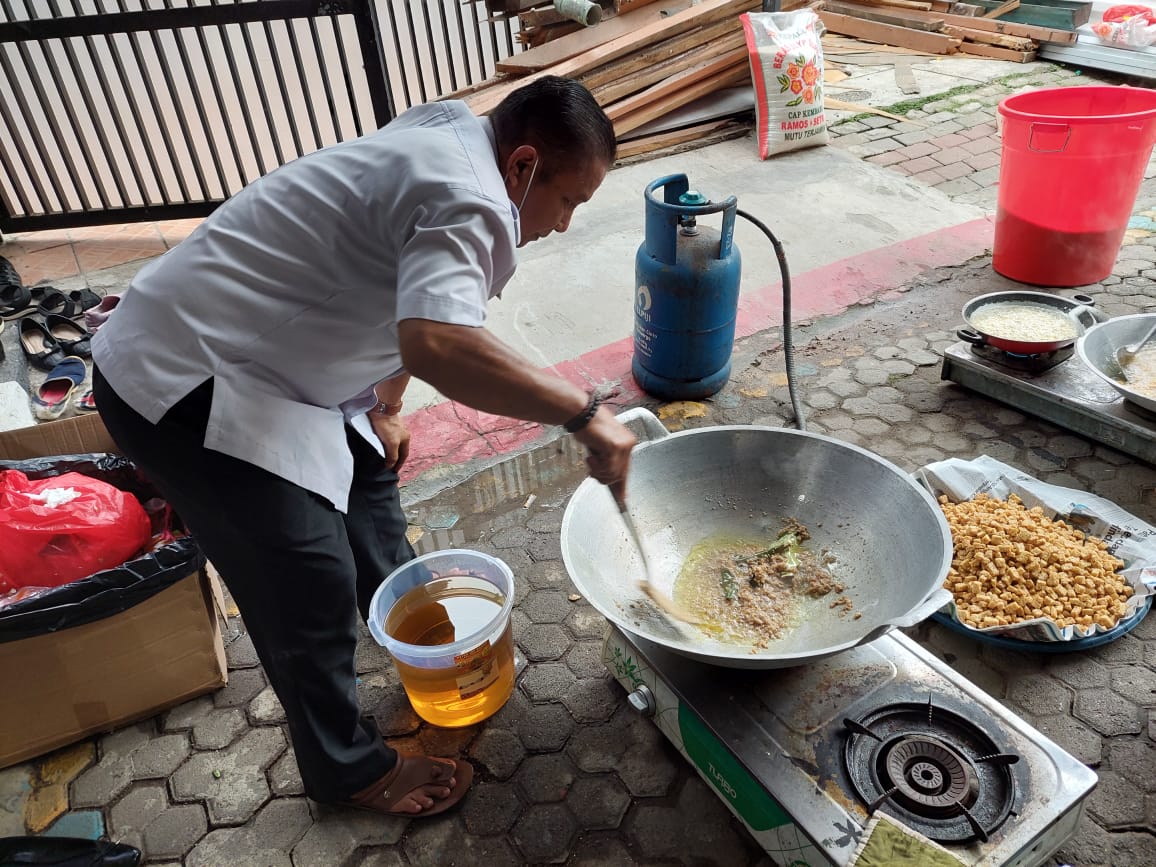Pegawai OPD Kota Tangerang saat menyiapkan makanan siap saji bagi warga yang terdampak COVID-19.