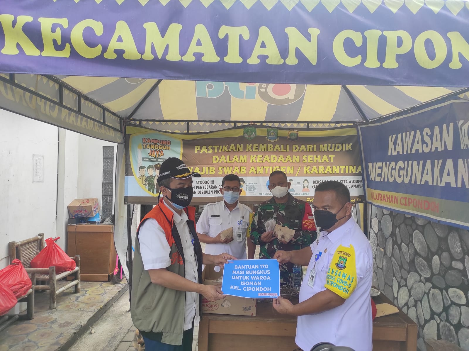 Organisasi dan Perangkat Daerah (OPD) di lingkup Pemerintah Kota (Pemkot) Tangerang gencar mendistribusikan bantuan makanan kepada para pasien COVID-19 yang sedang melakukan isolasi mandiri (isoman).