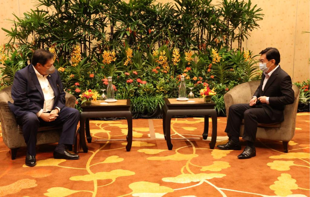 Menteri Koordinator Bidang Perekonomian Airlangga Hartarto bersama Wakil Perdana Menteri Singapura Ekonomi Heng Swee Keat saat melakukan kunjungan kerja ke Singapura.