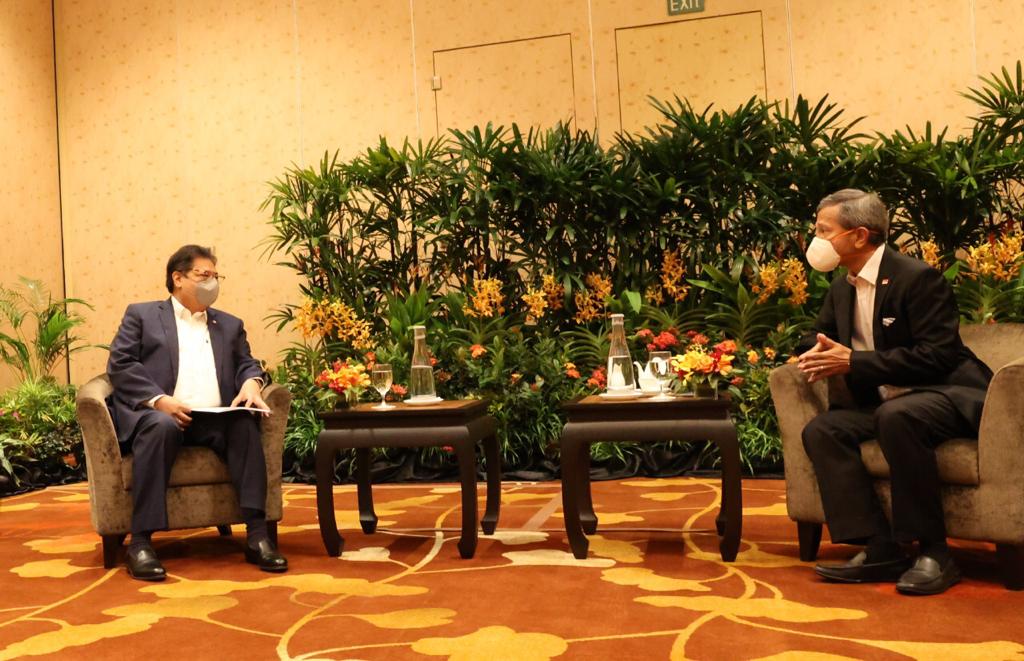 Menteri Koordinator Bidang Perekonomian Airlangga Hartarto bersama Perdana Menteri Singapura Lee Hsien Loong saat melakukan kunjungan kerja ke Singapura.