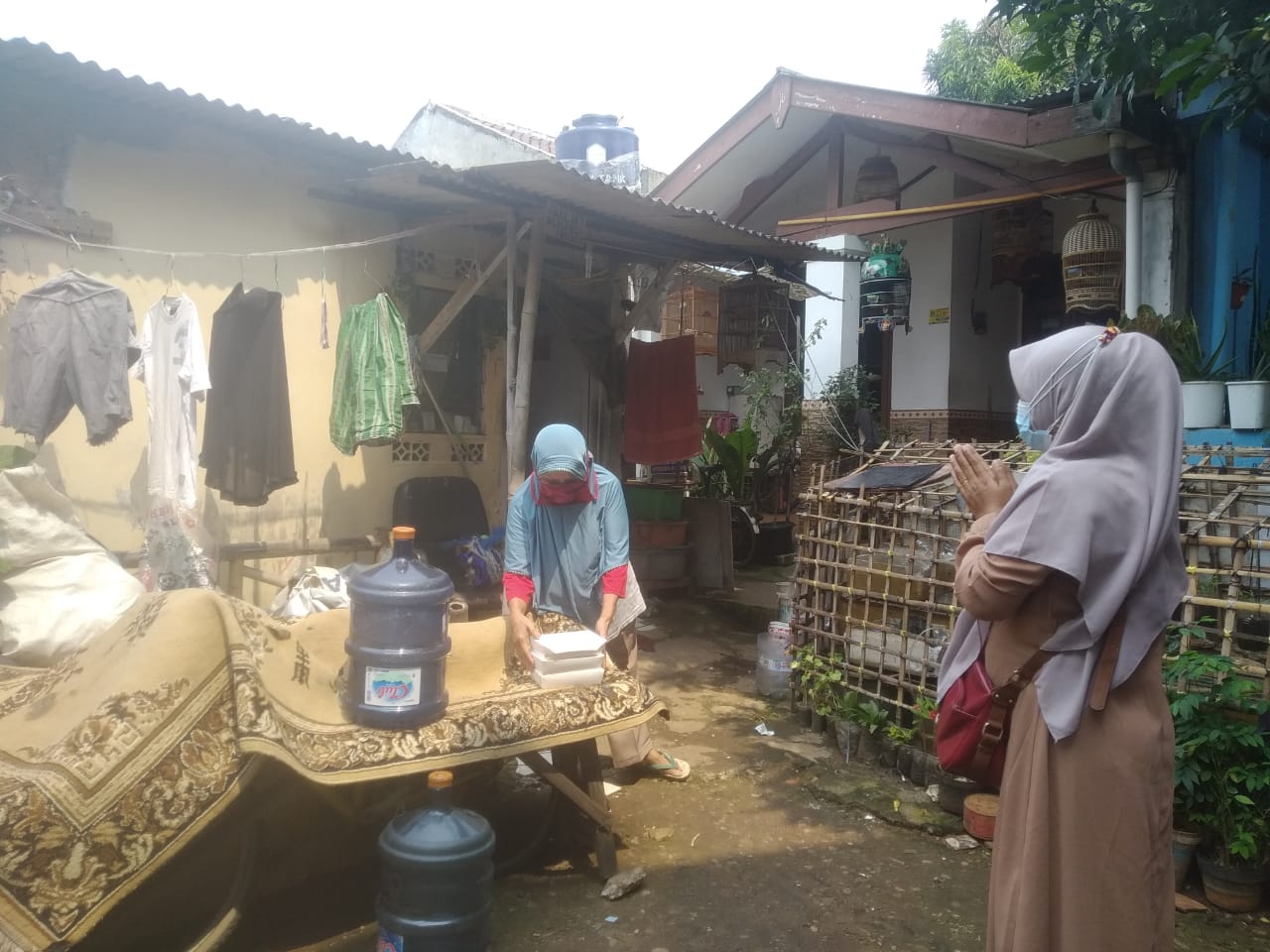 Jajaran Aparatur Kecamatan Ciledug dan sejumlah elemen masyarakat, bahu membahu memberikan bantuan makanan siap saji kepada masyarakat yang tengah menjalani isolasi mandiri (isoman), Kamis 15 Juli 2021.