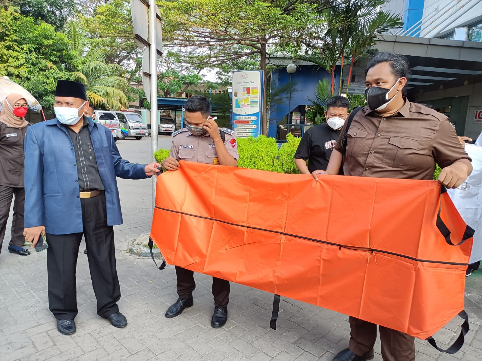 Ketua DPRD Kota Tangerang Gatot Wibowo saat menyerahkan sebuah kantong jenazah diterima Direktur RSUD Kota Tangerang dr Dini Anggraeni sebagai simbol, Kota Tangerang, Jumat 16 Juli 2021.