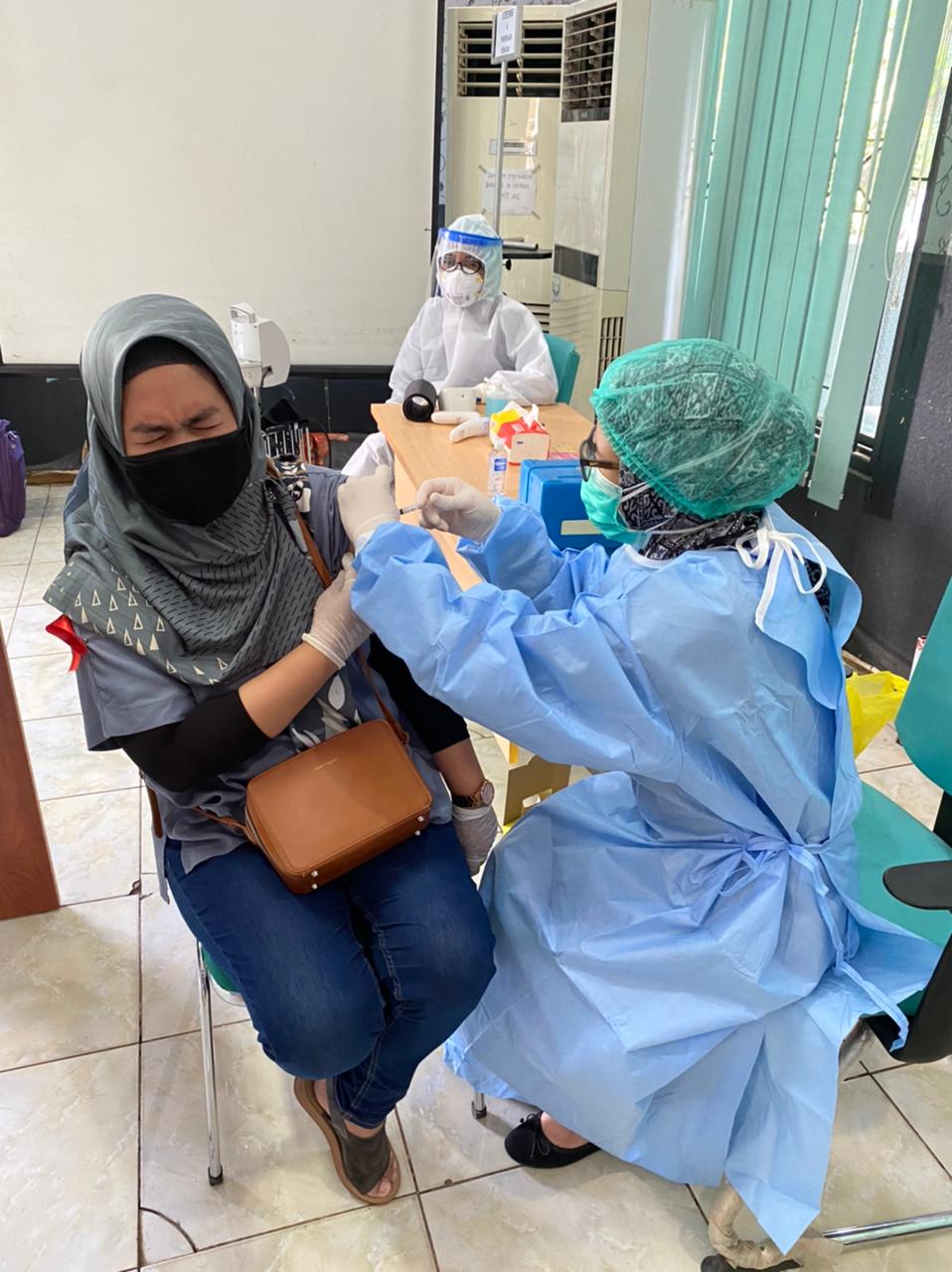 Kegiatan vaksinasi guna mencegah penyebaran COVID-19 di Aula Kecamatan Setu, Tangerang Selatan, Minggu, 18 Juli 2021.