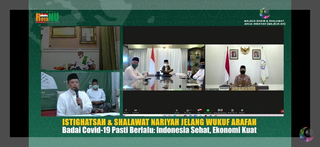 Menteri Koordinator Bidang Perekonomian Airlangga Hartarto bersama ulama, habib, dan kyai dalam program istighatsah dan shalawat nariyah je;ang wukuf arafah.