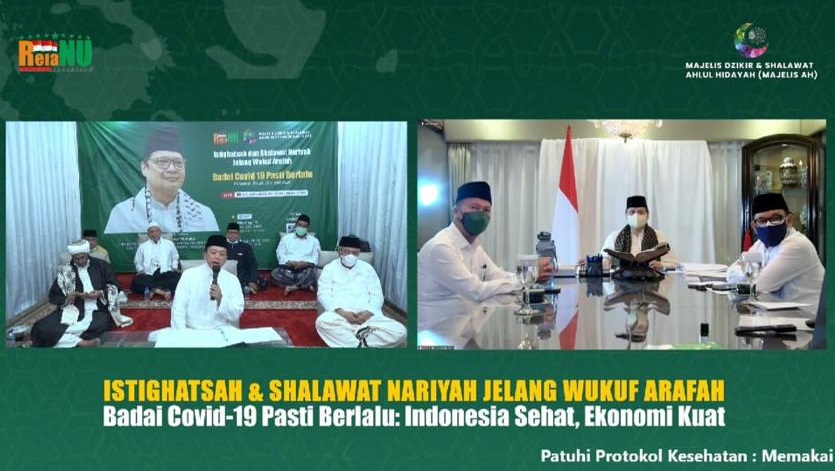 Menteri Koordinator Bidang Perekonomian Airlangga Hartarto bersama ulama, habib, dan kyai dalam program istighatsah dan shalawat nariyah je;ang wukuf arafah.