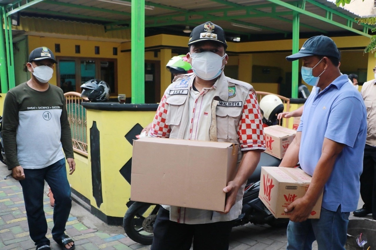 Wali Kota Tangerang Arief R Wismansyah membagikan paket sembako kepada warga yang tengah menjalani isolasi mandiri, Senin 19 Juli 2021.