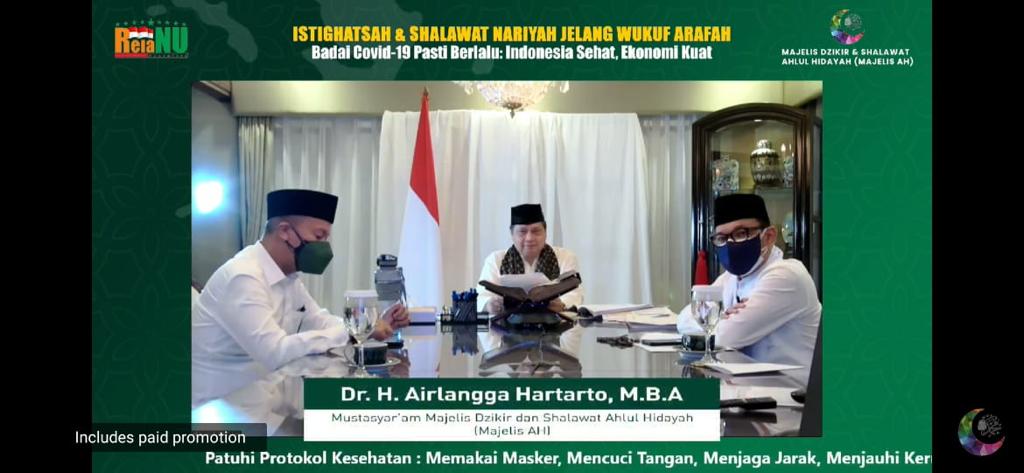 Menteri Koordinator Bidang Perekonomian Airlangga Hartarto bersama ulama, habib, dan kyai dalam program istighatsah dan shalawat nariyah je;ang wukuf arafah.