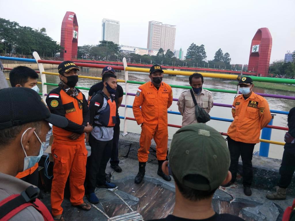 Petugas tim SAR gabungan melakukan pencarian terkait Muhammad Dinata, 59, warga Karawaci, Kota Tangerang yang menceburkan diri di Jembatan Tanah Gocap, Kota Tangerang.