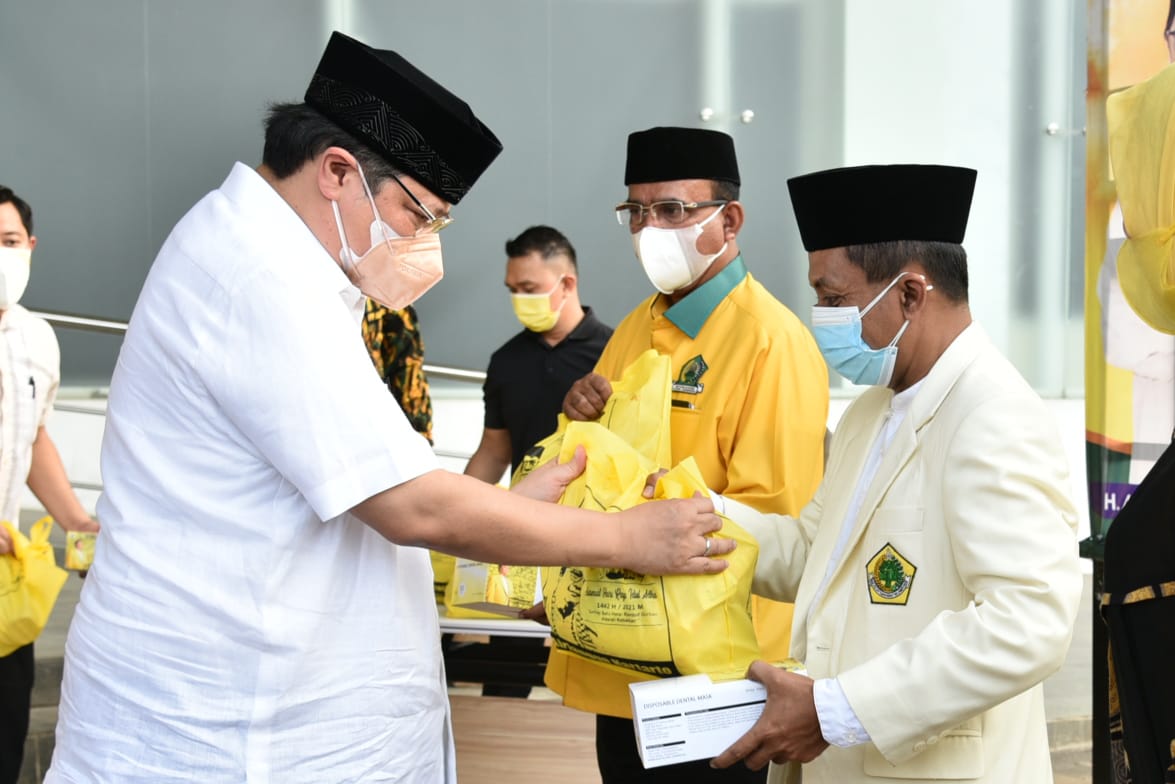 Ketua Umum DPP Partai Golkar Airlangga Hartarto memimpin langsung penyerahan secara simbolis hewan kurban Partai Golkar kepada masyarakat, Rabu 21 Juli 2021.
