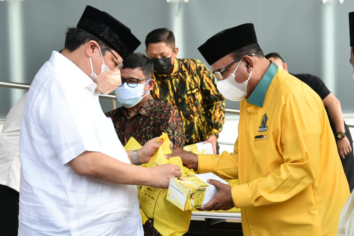 Ketua Umum DPP Partai Golkar Airlangga Hartarto memimpin langsung penyerahan secara simbolis hewan kurban Partai Golkar kepada masyarakat, Rabu 21 Juli 2021.