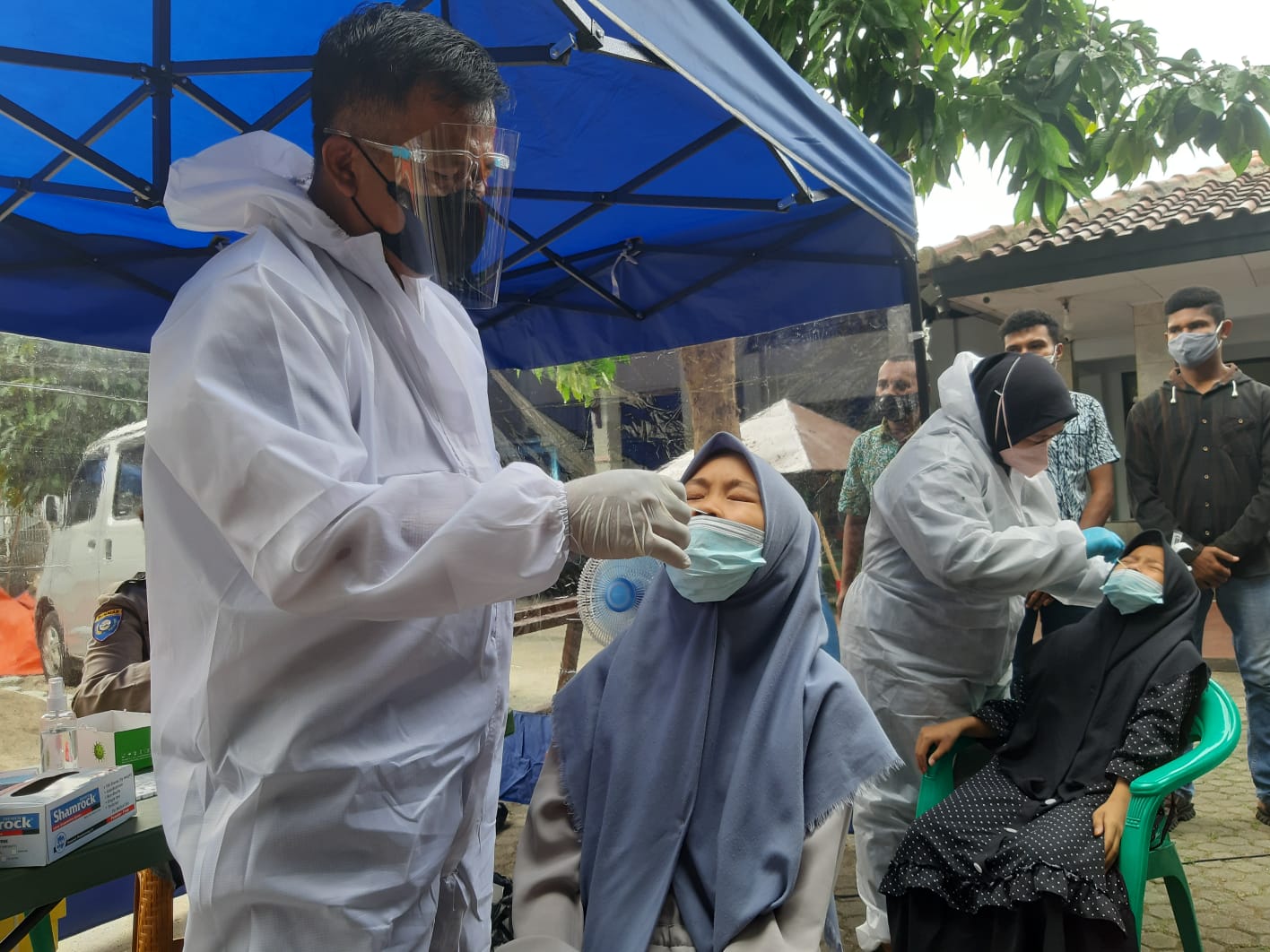 Kegiatan vaksinasi guna mencegah penyebaran COVID-19 di Yayasan Panti Asuhan Al Mubarokah, Pamulang, Tangerang Selatan menjalani swab massal antigen pada Kamis, 22 Juli 2021.