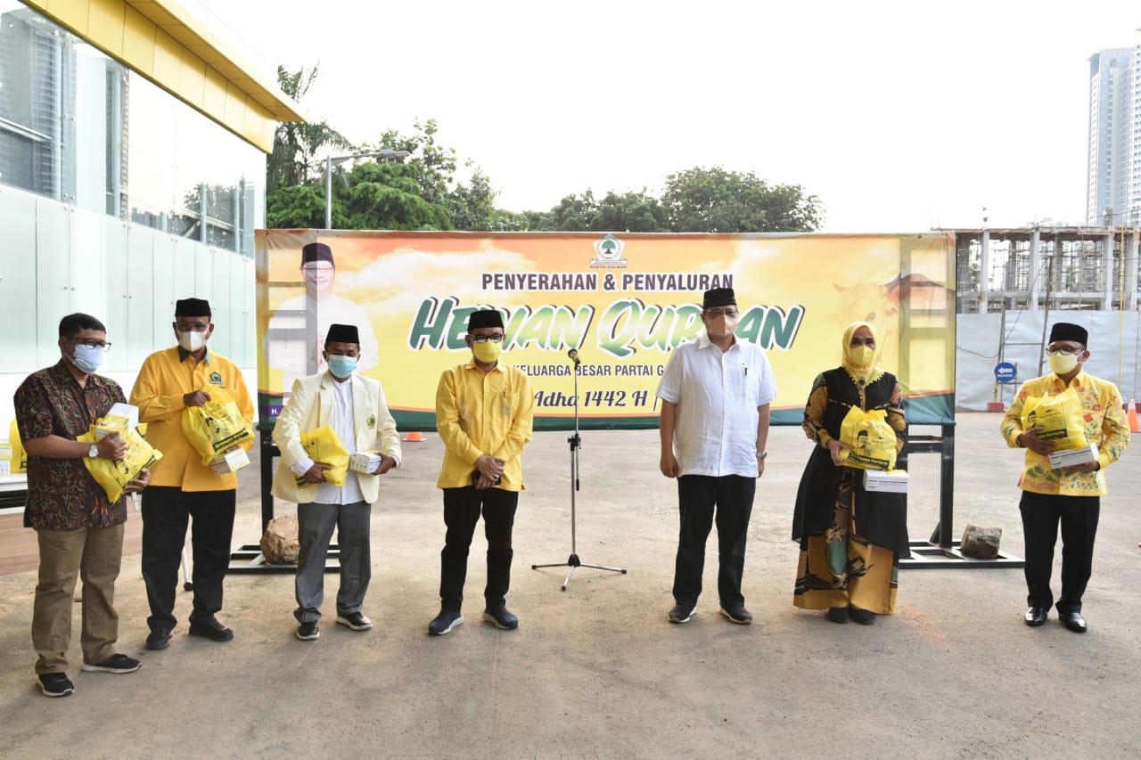 Ketua Umum DPP Partai Golkar Airlangga Hartarto memimpin langsung penyerahan secara simbolis hewan kurban Partai Golkar kepada masyarakat, Rabu 21 Juli 2021.