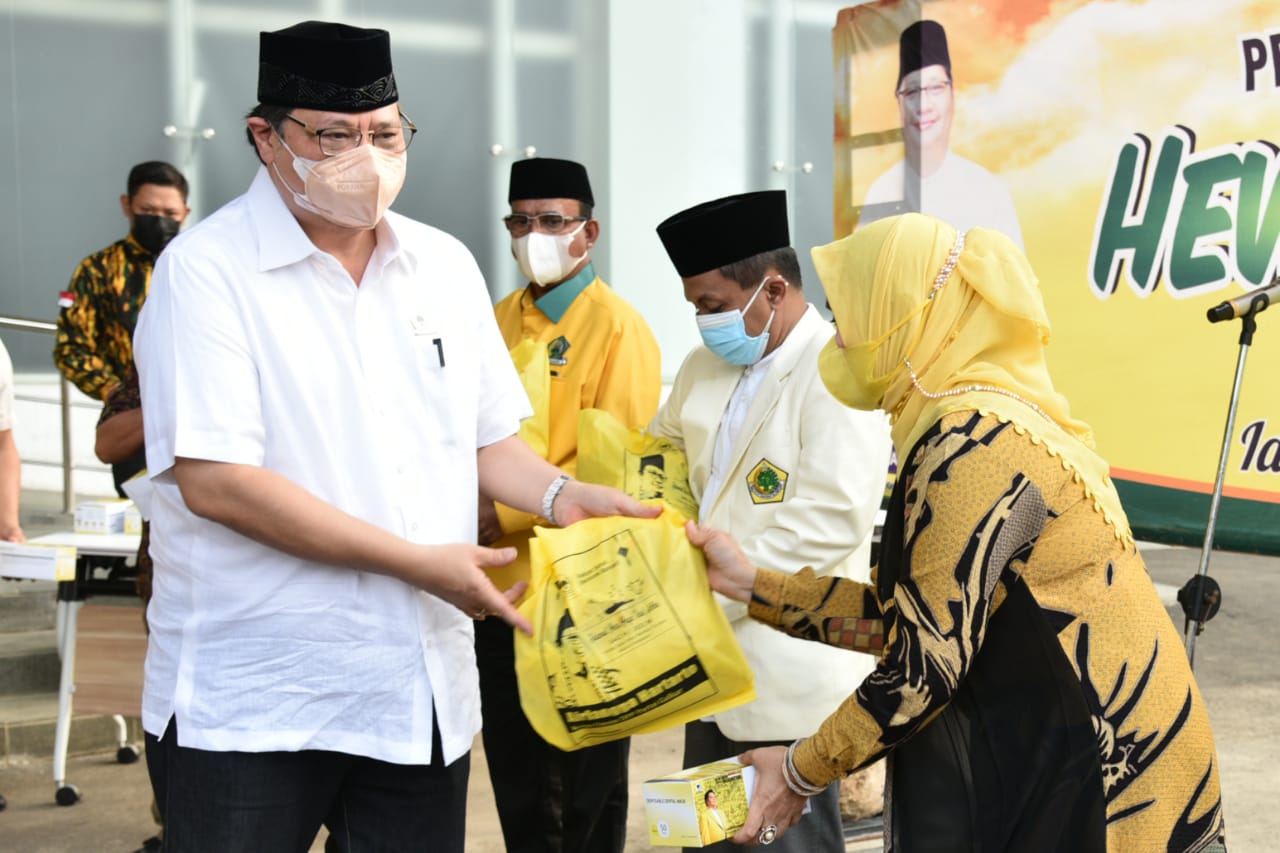 Ketua Umum DPP Partai Golkar Airlangga Hartarto memimpin langsung penyerahan secara simbolis hewan kurban Partai Golkar kepada masyarakat, Rabu 21 Juli 2021.