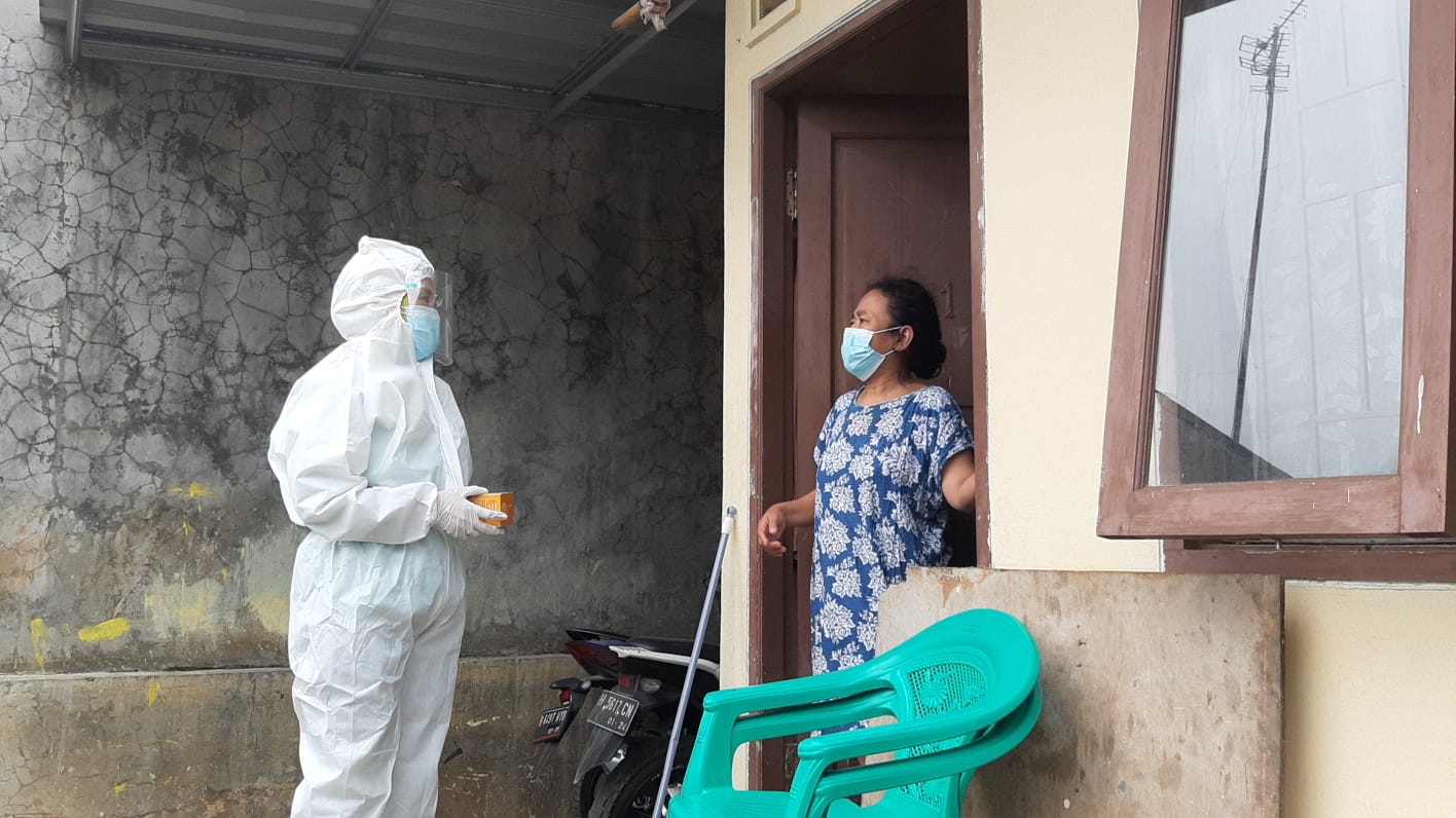 Sejumlah paket obat-obatan mulai disalurkan kepada warga Serpong, Tangerang Selatan yang sedang menjalani isolasi mandiri di rumah lantaran terpapar virus Corona atau COVID-19.