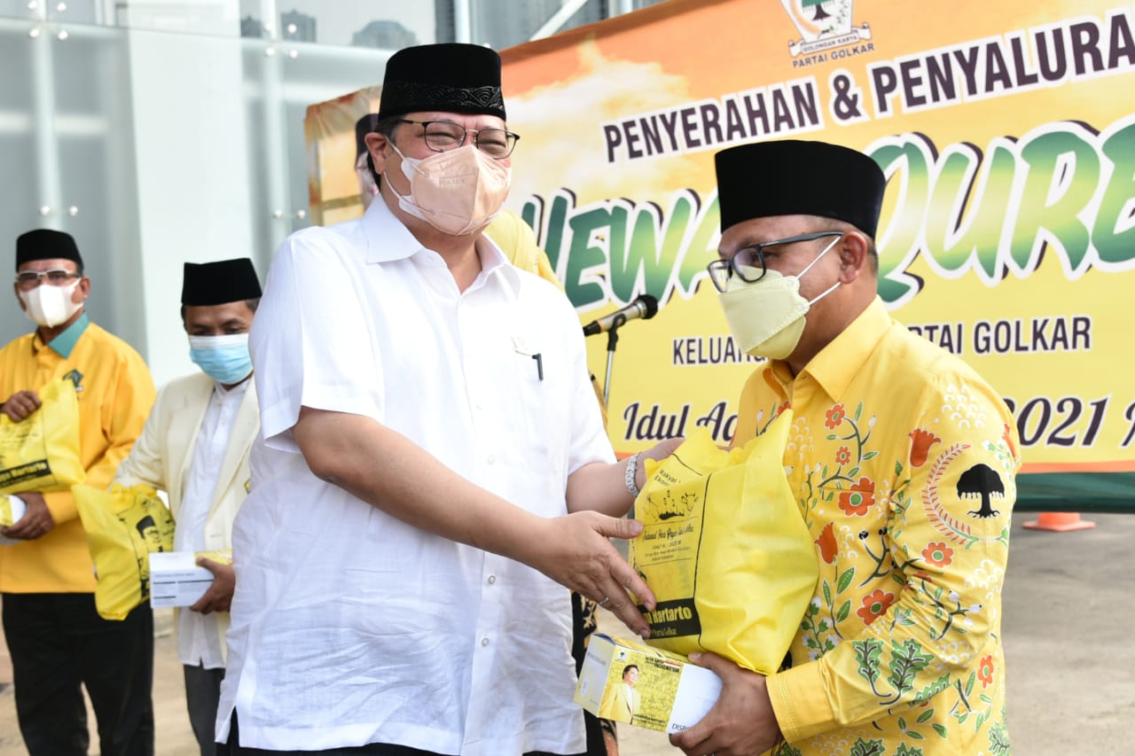 Ketua Umum DPP Partai Golkar Airlangga Hartarto memimpin langsung penyerahan secara simbolis hewan kurban Partai Golkar kepada masyarakat, Rabu 21 Juli 2021.