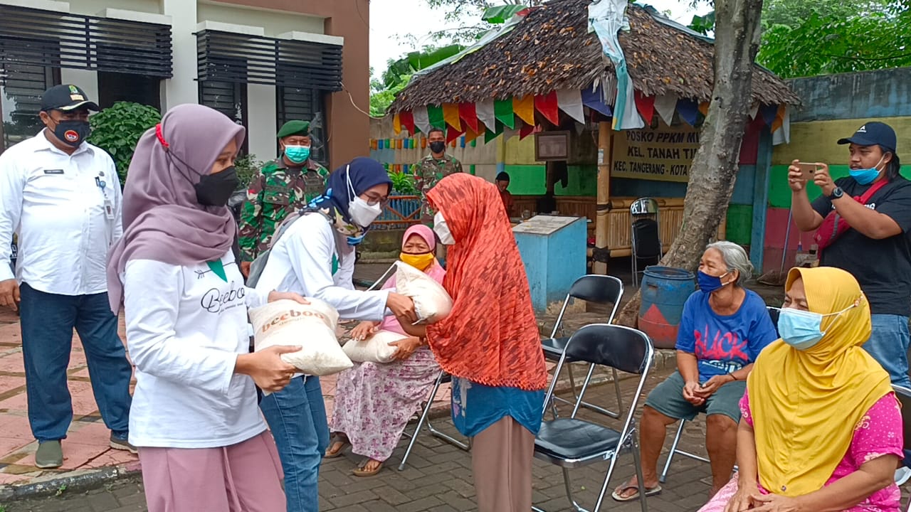 Usaha Mikro, Kecil, dan Menengah (UMKM) dengan brand Beeboo Design menyalurkan bantuan berupa beras bagi warga di Kelurahan Tanah Tinggi, Kecamatan Tangerang, Kota Tangerang di kantor Kelurahan Tanah Tinggi, Jumat 23 Juli 2021.