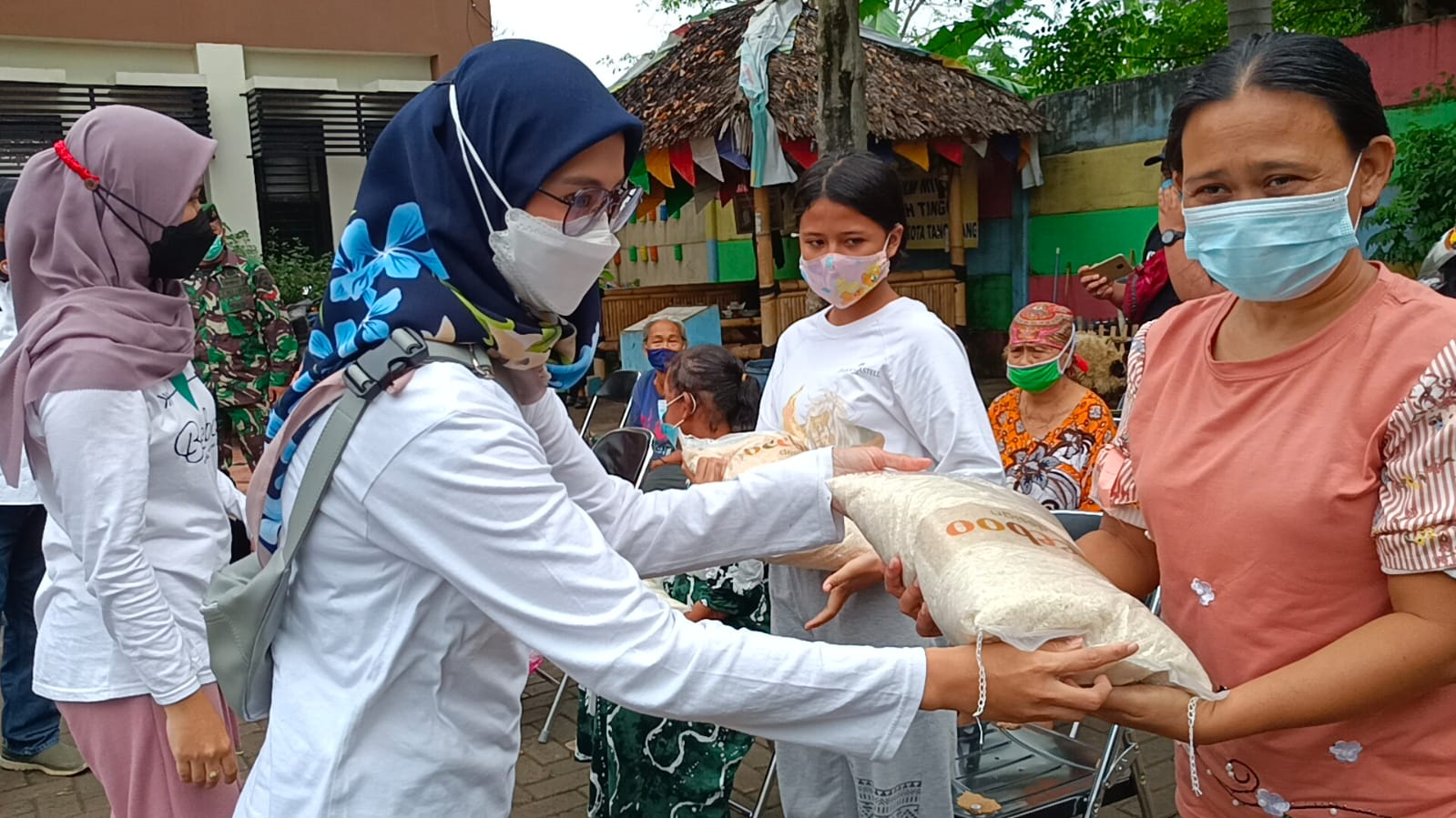 Usaha Mikro, Kecil, dan Menengah (UMKM) dengan brand Beeboo Design menyalurkan bantuan berupa beras bagi warga di Kelurahan Tanah Tinggi, Kecamatan Tangerang, Kota Tangerang di kantor Kelurahan Tanah Tinggi, Jumat 23 Juli 2021.