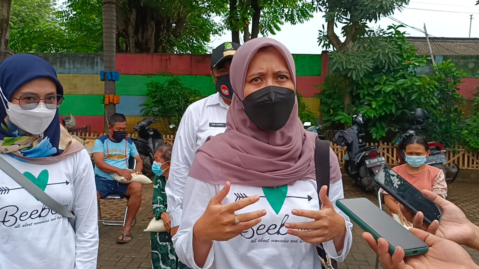 	Usaha Mikro, Kecil, dan Menengah (UMKM) dengan brand Beeboo Design menyalurkan bantuan berupa beras bagi warga di Kelurahan Tanah Tinggi, Kecamatan Tangerang, Kota Tangerang di kantor Kelurahan Tanah Tinggi, Jumat 23 Juli 2021.