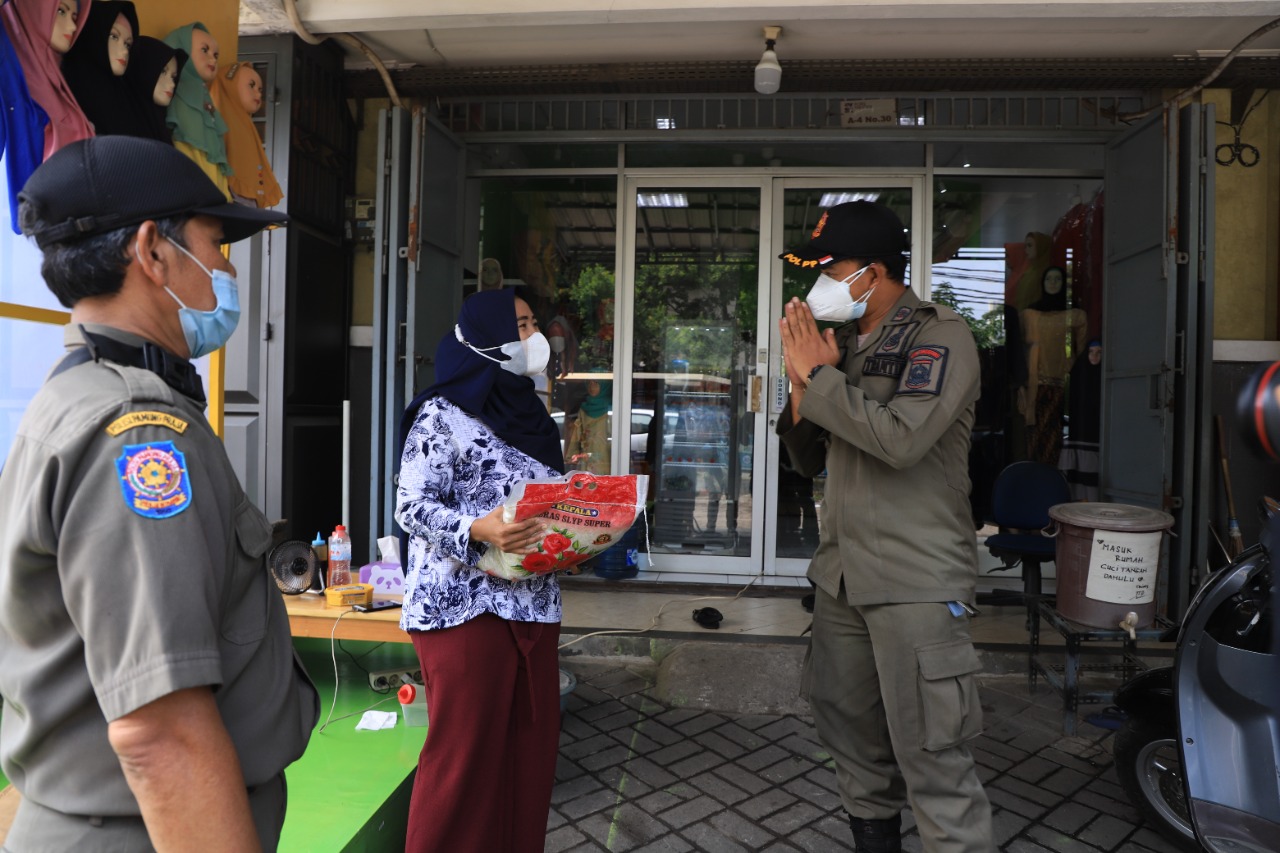 Rahmat Hendrawijaya Camat Batuceper berbagi sembako dan paket makan siang terhadap pedagang di Kecamatan Batuceper saat melakukan penertiban PPKM di kawasan perdagangan Poris Gaga, Kota Tangerang.