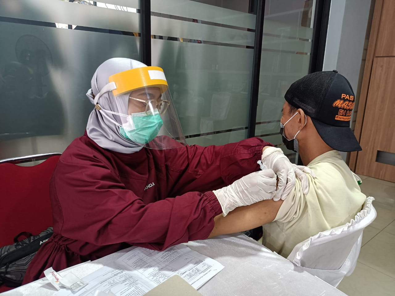 Kegiatan vaksinasi massal guna mencegah penyebaran COVID-19 digelar di kantor DPD TMP Banten, Jalan Imam Bonjol, Kecamatan Karawaci, Minggu 25 Juli 2021.