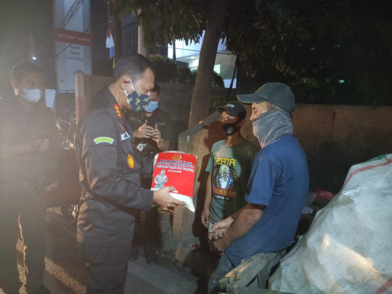 	Kejaksaan Negeri Kota Tangerang berkeliling Kota Tangerang mencari orang-orang pinggiran untuk memberikan bantuan sosial (bansos) berupa paket sembako, Minggu 25 Juli 2021 malam.