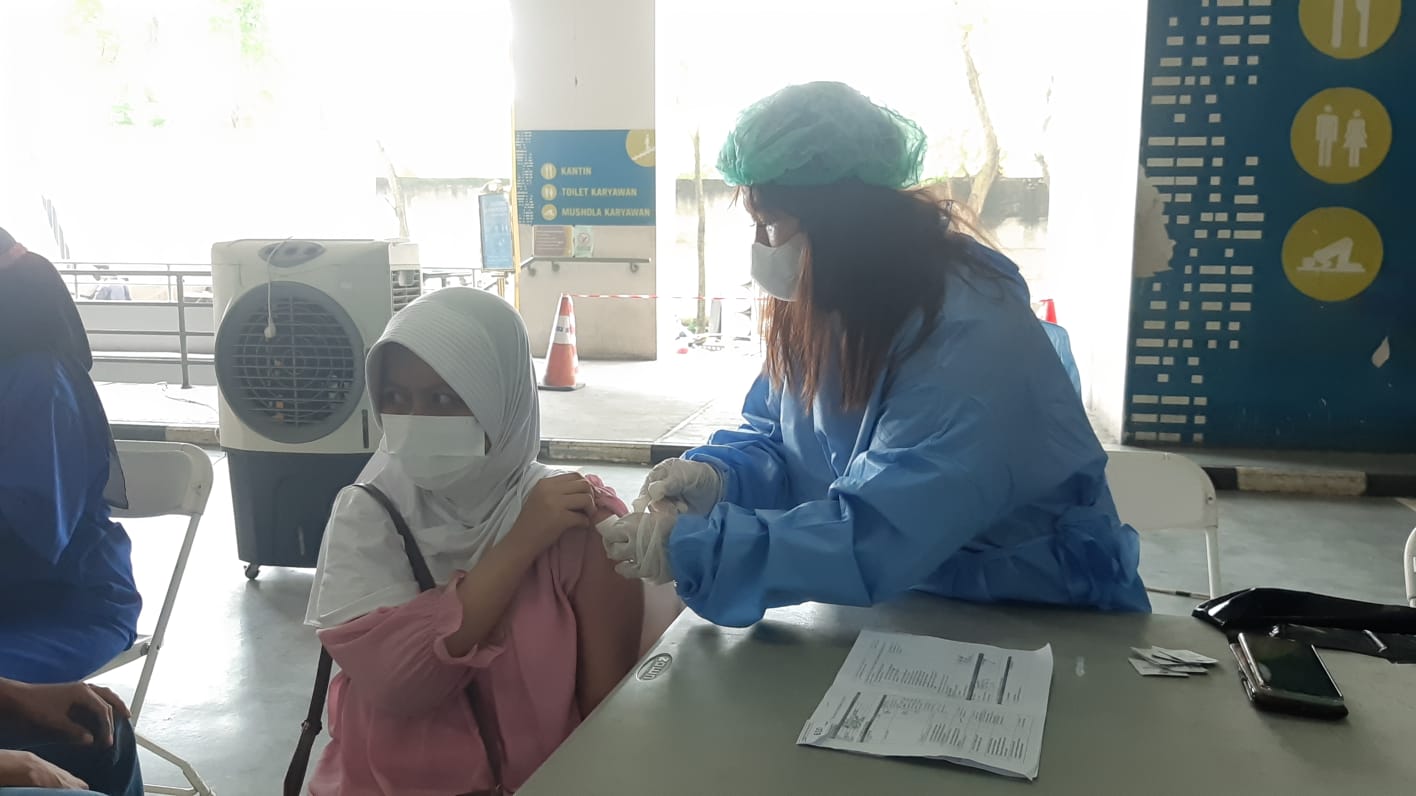 Komando Distrik Militer (Kodim) 0506/Tangerang menggelar vaksinasi massal bagi ribuan masyarakat di Mal Living Word, Alam Sutera, Serpong Utara, Tangerang Selatan, Minggu, 25 Juli 2021.