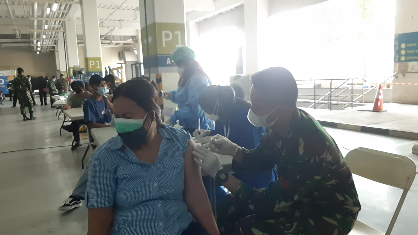 Komando Distrik Militer (Kodim) 0506/Tangerang menggelar vaksinasi massal bagi ribuan masyarakat di Mal Living Word, Alam Sutera, Serpong Utara, Tangerang Selatan, Minggu, 25 Juli 2021.