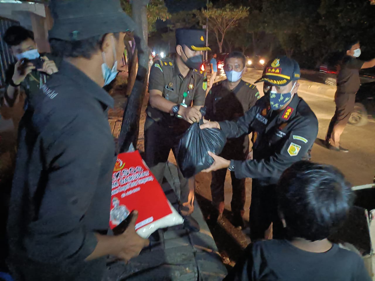 Kejaksaan Negeri Kota Tangerang berkeliling Kota Tangerang mencari orang-orang pinggiran untuk memberikan bantuan sosial (bansos) berupa paket sembako, Minggu 25 Juli 2021 malam.